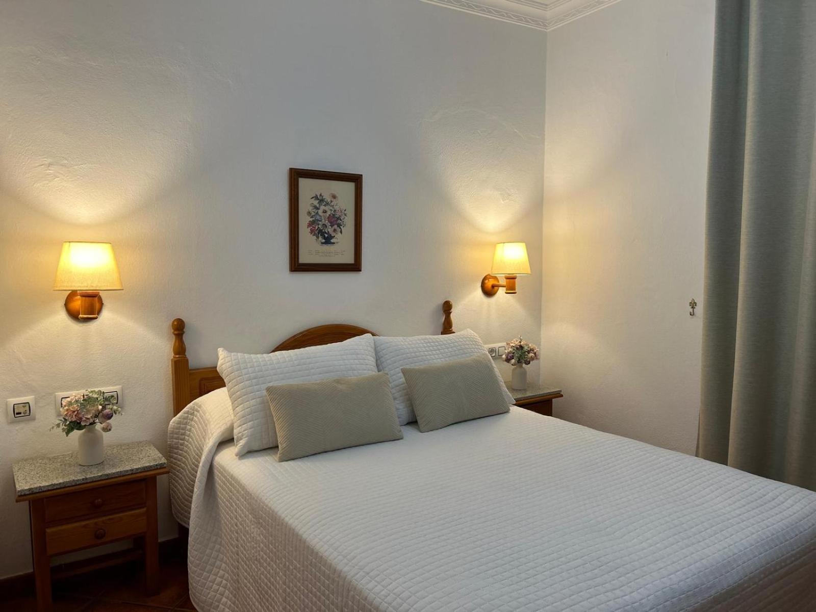 Hostal Los Mellizos โกนิล เด ลาฟรอนเตรา ภายนอก รูปภาพ A bedroom at the hotel