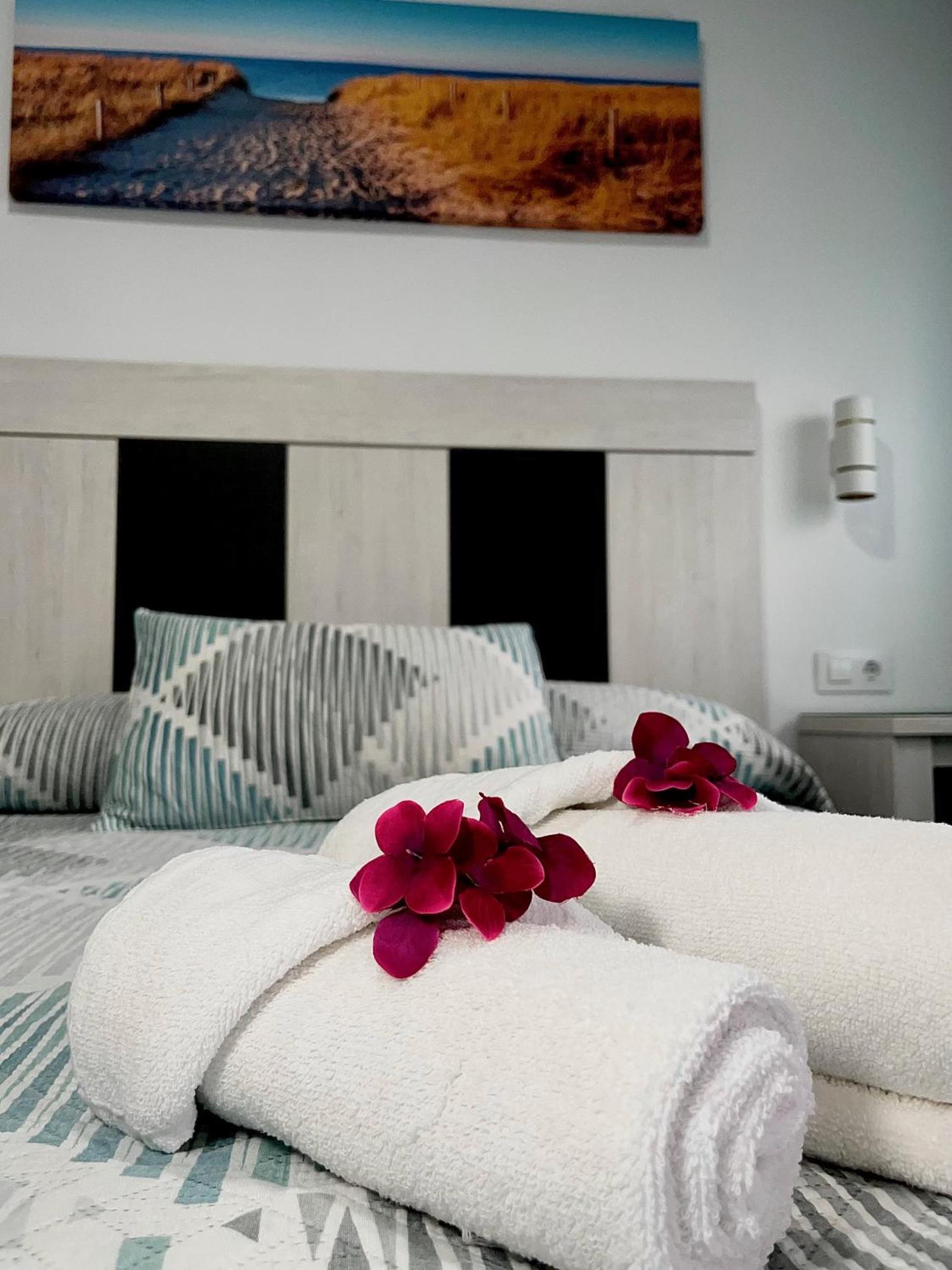 Hostal Los Mellizos โกนิล เด ลาฟรอนเตรา ภายนอก รูปภาพ