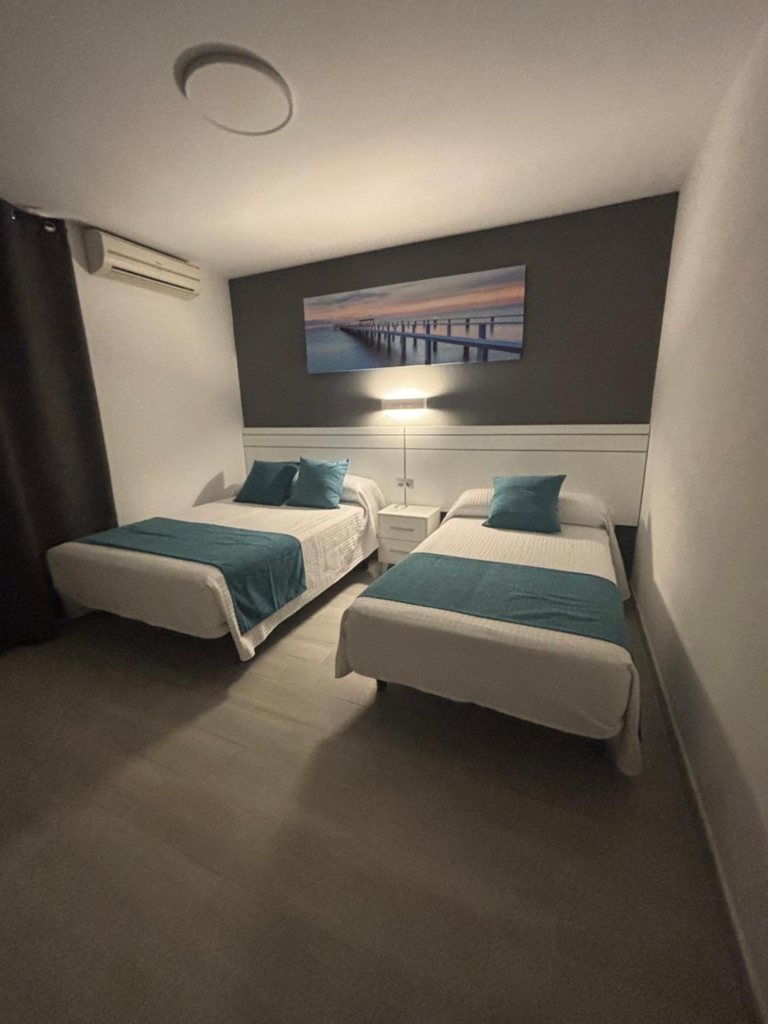 Hostal Los Mellizos โกนิล เด ลาฟรอนเตรา ภายนอก รูปภาพ