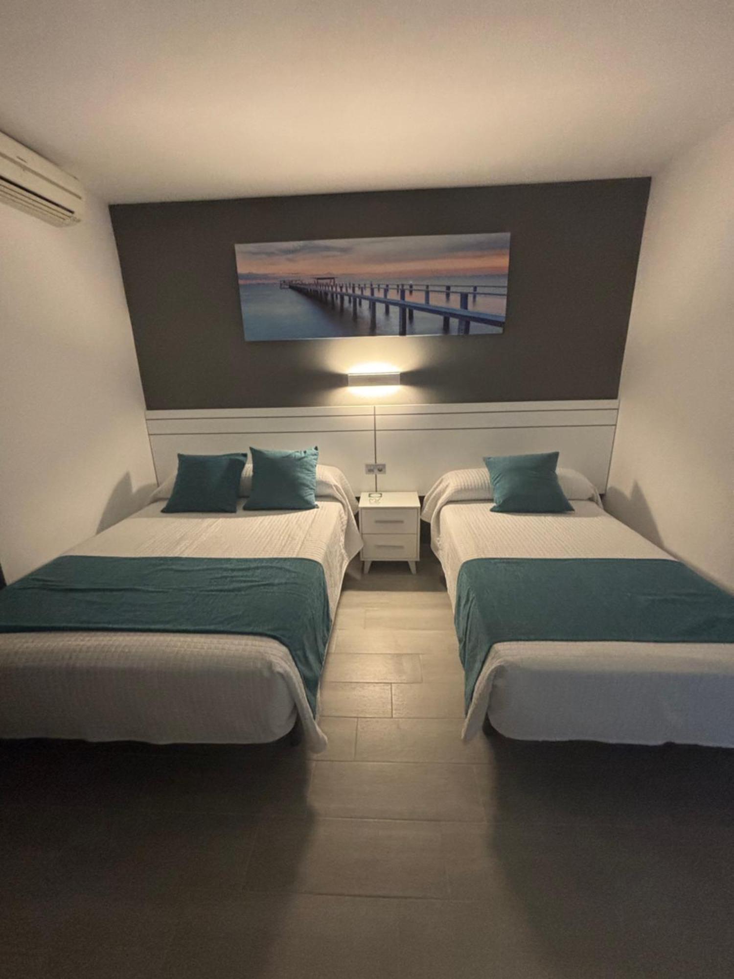 Hostal Los Mellizos โกนิล เด ลาฟรอนเตรา ภายนอก รูปภาพ