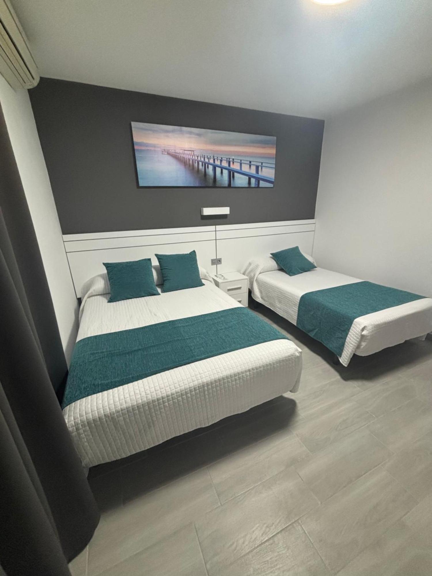 Hostal Los Mellizos โกนิล เด ลาฟรอนเตรา ภายนอก รูปภาพ
