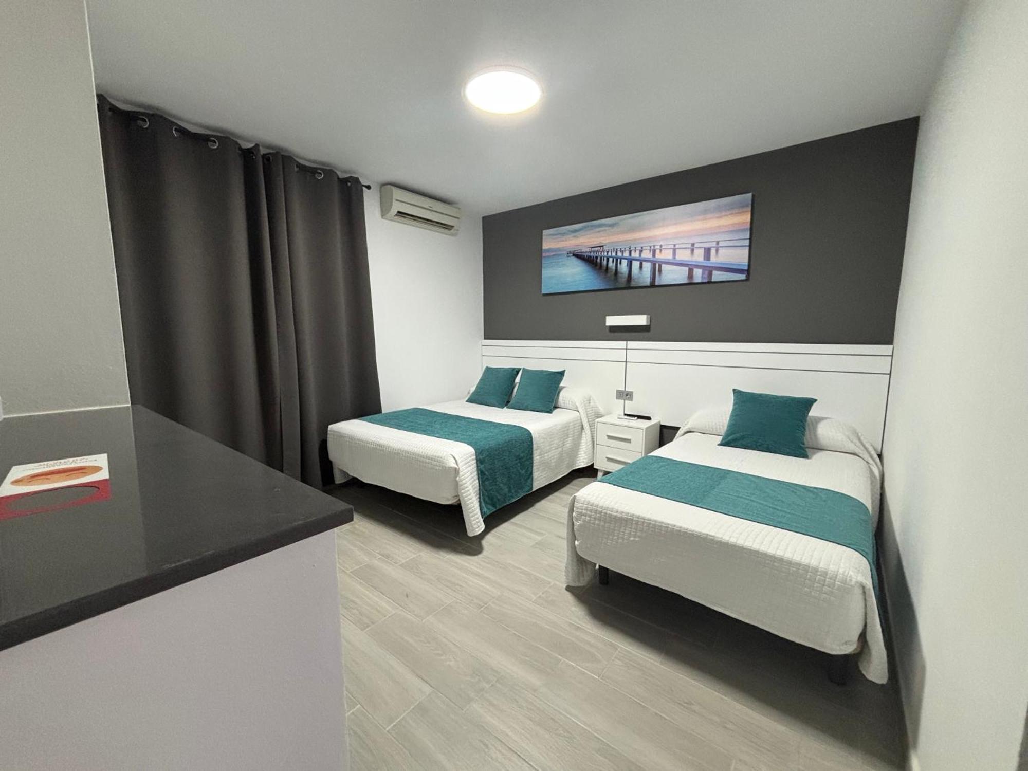 Hostal Los Mellizos โกนิล เด ลาฟรอนเตรา ภายนอก รูปภาพ