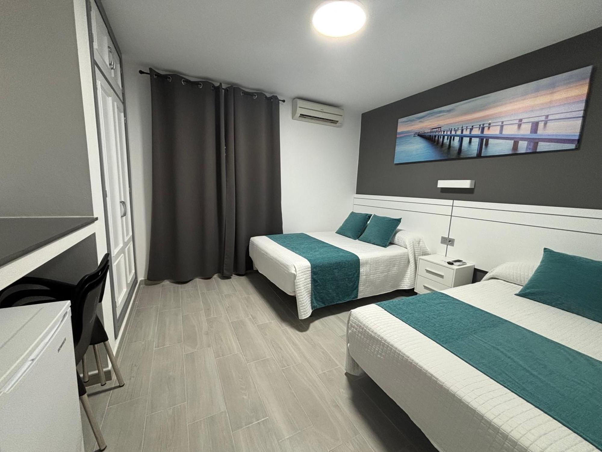 Hostal Los Mellizos โกนิล เด ลาฟรอนเตรา ภายนอก รูปภาพ