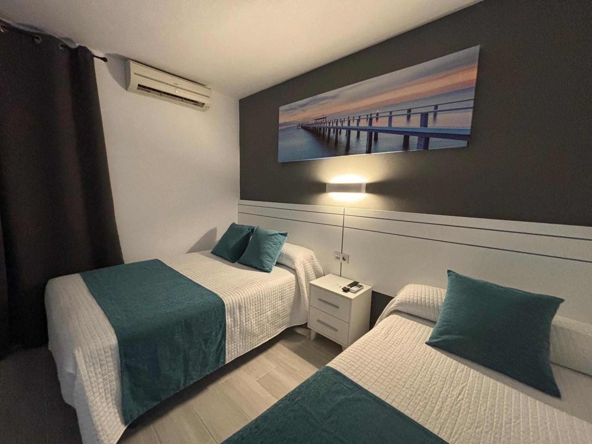 Hostal Los Mellizos โกนิล เด ลาฟรอนเตรา ภายนอก รูปภาพ