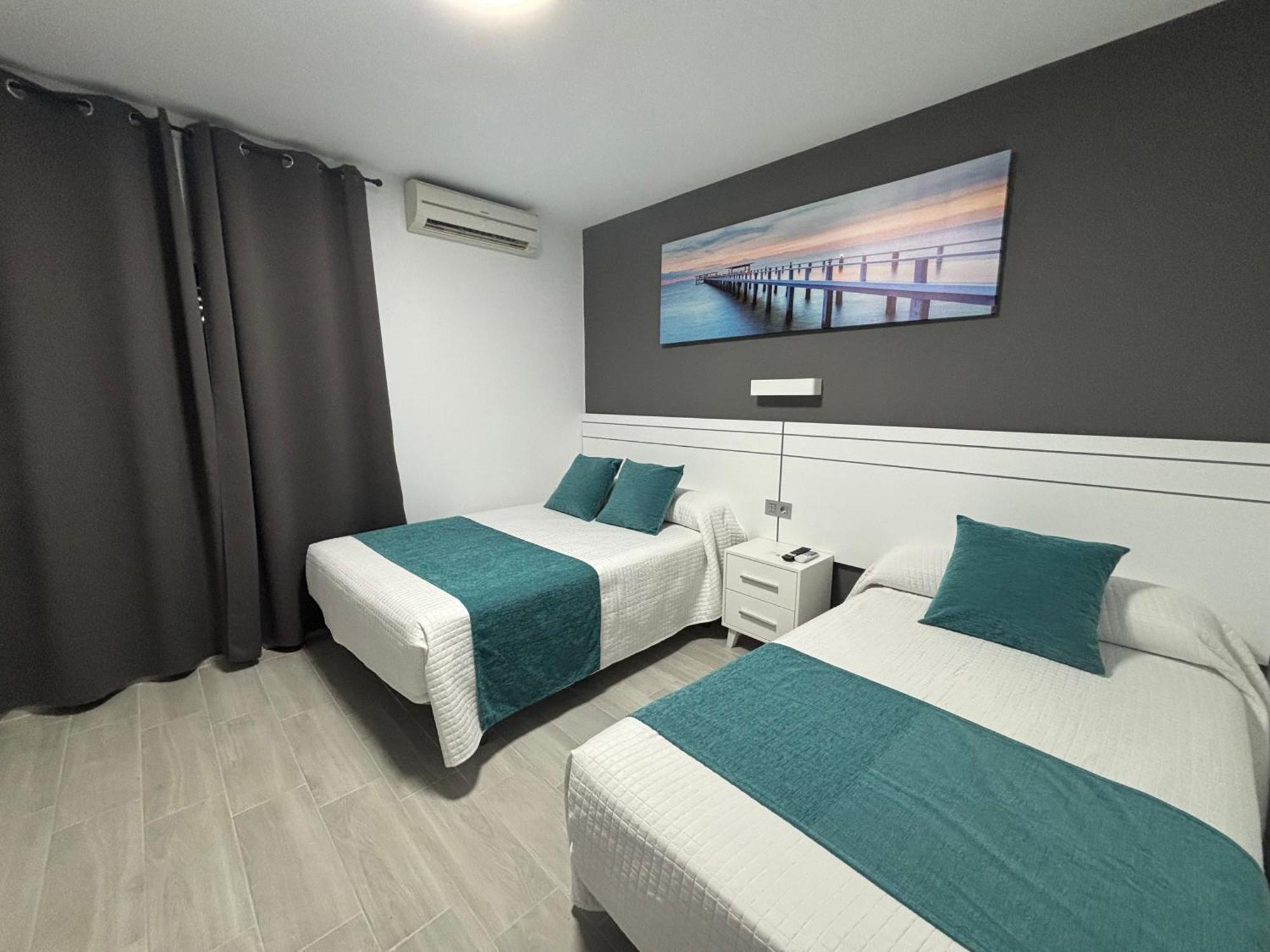 Hostal Los Mellizos โกนิล เด ลาฟรอนเตรา ภายนอก รูปภาพ